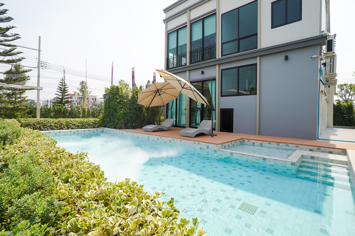Swimming pool